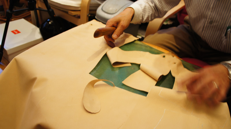 製甲 革の裁断と縫製 step01
